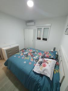 1 dormitorio con 1 cama con edredón azul en Melania House en Candeleda