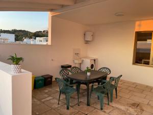 un patio con tavolo e sedie in camera di Appartamenti Antonaci 2 a Gallipoli