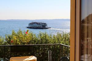 ein großes Boot im Wasser mit Balkon in der Unterkunft Hotel Tre Corone in Garda