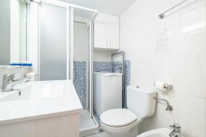 ベニドルムにあるInlesa 4-Bの白いバスルーム(トイレ、シンク付)