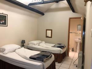 Camera con 2 letti singoli e lavandino. di The Lake Room Cottage with Private Fishing Lake a Bommiers