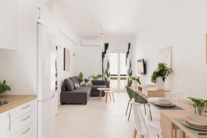 uma cozinha e sala de estar com um sofá e uma mesa em Old courthouse apartment em Corfu Town