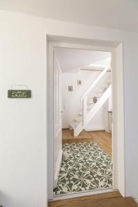 eine Tür, die in ein Zimmer mit einer Treppe führt in der Unterkunft Ferienwohnung Lieblingsplatz in Lüneburg