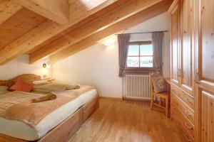 ein Schlafzimmer mit einem Bett und einer Holzdecke in der Unterkunft Chalet La Marinella Stella Alpina in Livigno