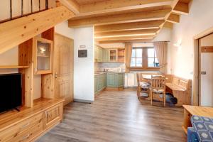eine große Küche mit Holzböden und ein Esszimmer in der Unterkunft Chalet La Marinella Stella Alpina in Livigno
