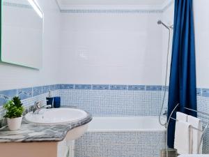 ein Badezimmer mit Waschbecken, Badewanne und Dusche in der Unterkunft SÍTIO DO RAPOSO - Carvoeiro - WiFi, AC, Beach & Center 200m in Carvoeiro + 29 Fotos
