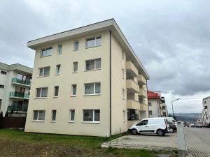 une camionnette blanche garée devant un bâtiment dans l'établissement Bel Dom - The Cosy, 2 bedrooms family apartment, à Cluj-Napoca