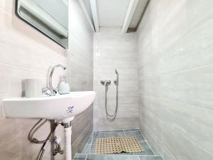 bagno con lavandino e doccia di Piccolo Modern Suites Old Town a Città di Rodi