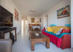 sala de estar con sofá y mesa en Appartement T3 Traversant Résidence Standing Garage et Piscine Extérieure GRATUITS en Sète
