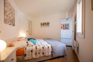 Ένα ή περισσότερα κρεβάτια σε δωμάτιο στο Appartement T3 Traversant Résidence Standing Garage et Piscine Extérieure GRATUITS +36 φωτογραφίες