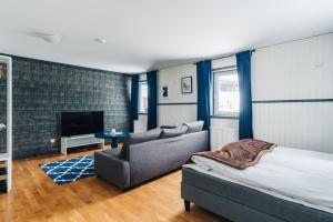 una camera con letto, divano e TV di Hotell Karolinen Åre a Åre