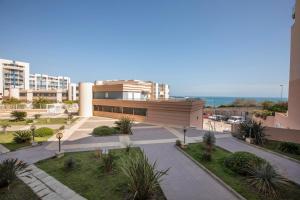 un edificio con una pasarela delante de él en Appartement T3 Traversant Résidence Standing Garage et Piscine Extérieure GRATUITS en Sète