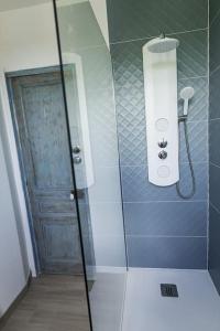 eine Dusche mit Glastür im Bad in der Unterkunft La Villa de l'Etoile 10 personnes in Forges-les-Eaux