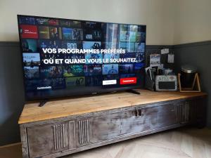 Telewizja i/lub zestaw kina domowego w obiekcie La Villa de l'Etoile 10 personnes