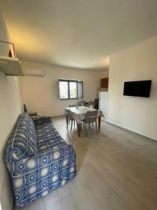 ein Wohnzimmer mit einem Sofa und einem Tisch in der Unterkunft VIVICI country house in Thurio
