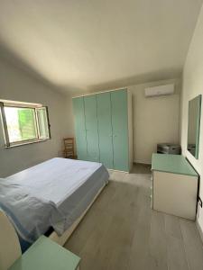 1 dormitorio con cama, escritorio y ventana en VIVICI country house en Thurio