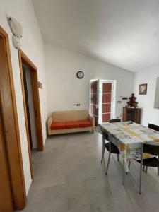 ein Wohnzimmer mit einem Tisch und einem Sofa in der Unterkunft VIVICI country house in Thurio