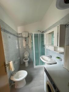 a bathroom with two sinks and a toilet and a mirror at VIVICI country house in Thurio