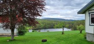 widok na jezioro z domu w obiekcie Børte gård w mieście Lunde