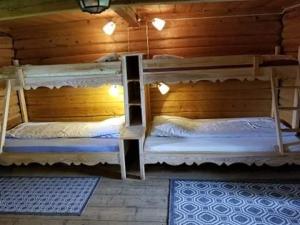 two bunk beds in a log cabin withthritisthritisthritisthritisthritisthritisthritisthritis at Børte gård in Lunde
