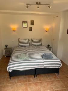 ein Bett in einem Schlafzimmer mit zwei Handtüchern darauf in der Unterkunft Maison Castellane Chambre d'Hotes B&B in Castellane