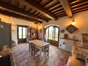 a kitchen with a table and chairs in a room at Villa Convento Pietralunga in Pietralunga