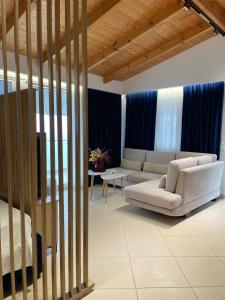 Ruang duduk di Qeparo Napolon Complex