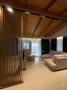 Ruang duduk di Qeparo Napolon Complex