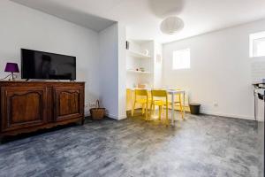 Televízia a/alebo spoločenská miestnosť v ubytovaní Duplex LUTON 4