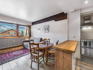 ムジェーヴにあるAppartement Megève, 2 pièces, 3 personnes - FR-1-453-106のキッチン、リビングルーム(テーブル、ソファ付)