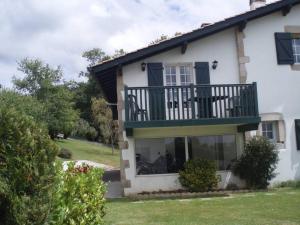 Biały dom z balkonem w obiekcie Appartement 2 personnes avec terrasse/balcon w mieście Bardos