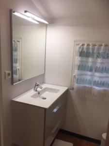 łazienka z umywalką i lustrem w obiekcie Appartement 2 personnes avec terrasse/balcon w mieście Bardos +1 zdjęcie