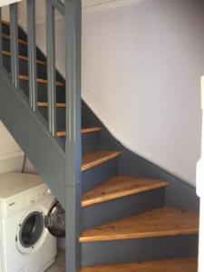 klatka schodowa w domu z pralką w obiekcie Appartement 2 personnes avec terrasse/balcon w mieście Bardos