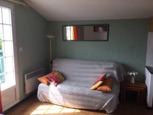 Część wypoczynkowa w obiekcie Appartement 2 personnes avec terrasse/balcon
