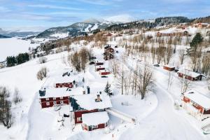 una vista aerea di un villaggio nella neve di Hotell Karolinen Åre a Åre