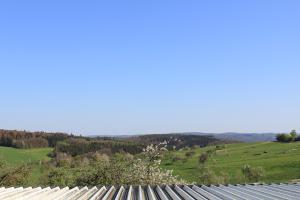 una vista desde el techo de una casa con un campo verde en "Die Jockeysuite" auf unserem Reiterhof, en Birkenbeul