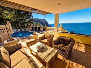 uma sala de estar exterior com vista para o oceano em Villa Cala Llamp em Andratx
