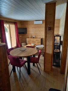 une chambre avec une table et des chaises ainsi qu'une cuisine dans l'établissement Eco-Logis des Cabris, à Font-Romeu