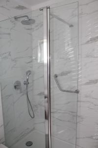 een douche met een glazen deur in de badkamer bij Apartment Valens in Poreč