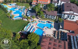 una vista aérea de una piscina en un complejo en Orka Village Hisarönü, en Fethiye