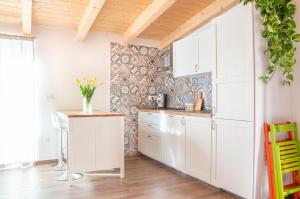 een keuken met witte kasten en een houten plafond bij Dépendance 6 in Salerno +19 foto's