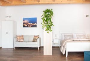 1 dormitorio con cama, sofá y mesa en Dépendance 6, en Salerno