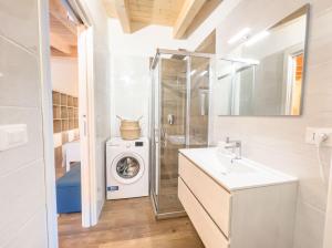 een badkamer met een wasmachine en een wasmachine en droger bij Dépendance 6 in Salerno