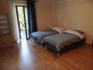 two beds sitting in a room with a window at Gospodarstwo Agroturystyczne "Dom na kolonii" in Prostki