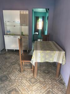 Chalé Agreste في سانتانا دي رياتشو: مطبخ مع طاولة وكراسي في غرفة