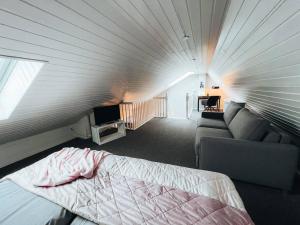 Habitación con cama y sofá en Lieblingsapartment No.12 für bis zu 6 Gäste, en Rostock