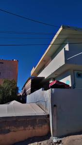 een huis met een hek ervoor bij taila hostel in Wadi Musa