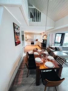 a living room with a wooden table and chairs at Lieblingsapartment No.12 für bis zu 6 Gäste in Rostock