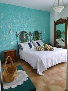 1 dormitorio con 1 cama grande y espejo en La Castellana en Civita