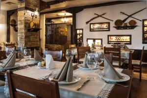 a dining room with a table with napkins and wine glasses at Утро без Аларма, Смолянски езера. Alarm free Morning Smolyan lakes in Smolyan